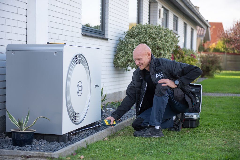 Servicetekniker ved varmepumpe