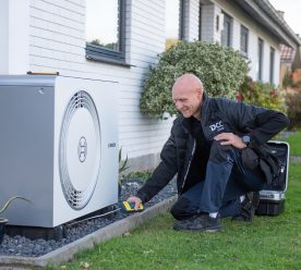 Servicetekniker ved varmepumpe