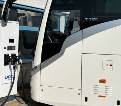 Hvid bus oplades ved ladestander fra DCC Energi