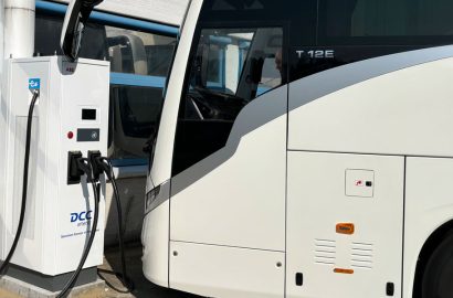Hvid bus oplades ved ladestander fra DCC Energi