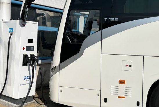 Hvid bus oplades ved ladestander fra DCC Energi