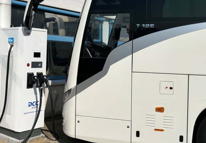 Hvid bus oplades ved ladestander fra DCC Energi