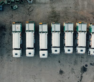 Otte skraldebiler på række set oppefra