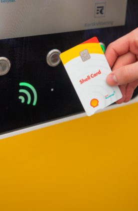 Hånd med Shell Card ved betalingsterminal